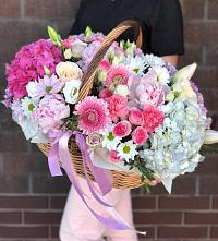 Цветочная композиция из Розы, Хризантемы, Пионы и Лизиантусы в корзине в Анучино
