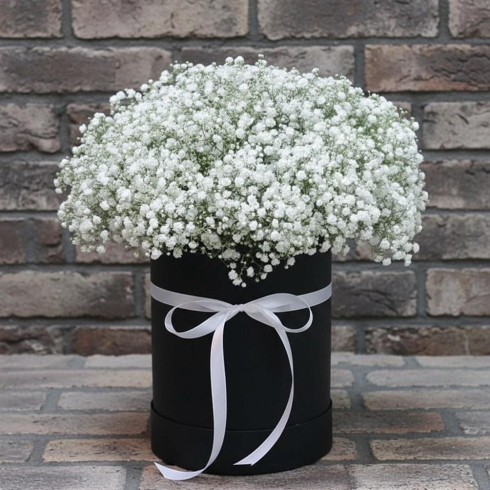 Цветочная композиция из Гипсофила в шляпной коробке в Анучино