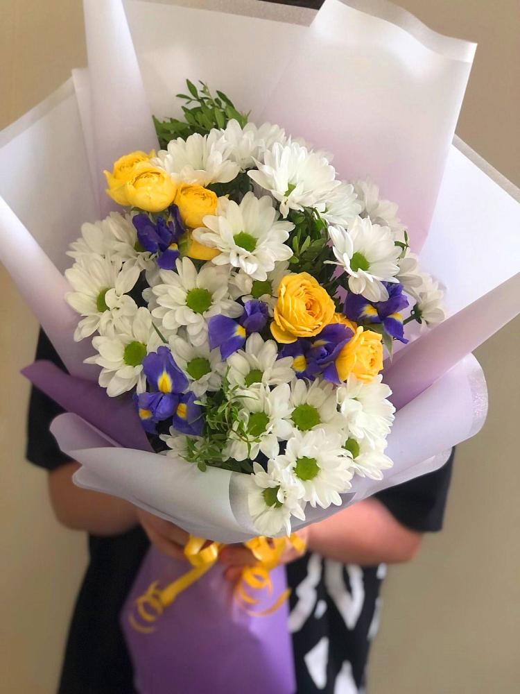Букет цветов из: Ирисы, Хризантемы и Розы в Анучино