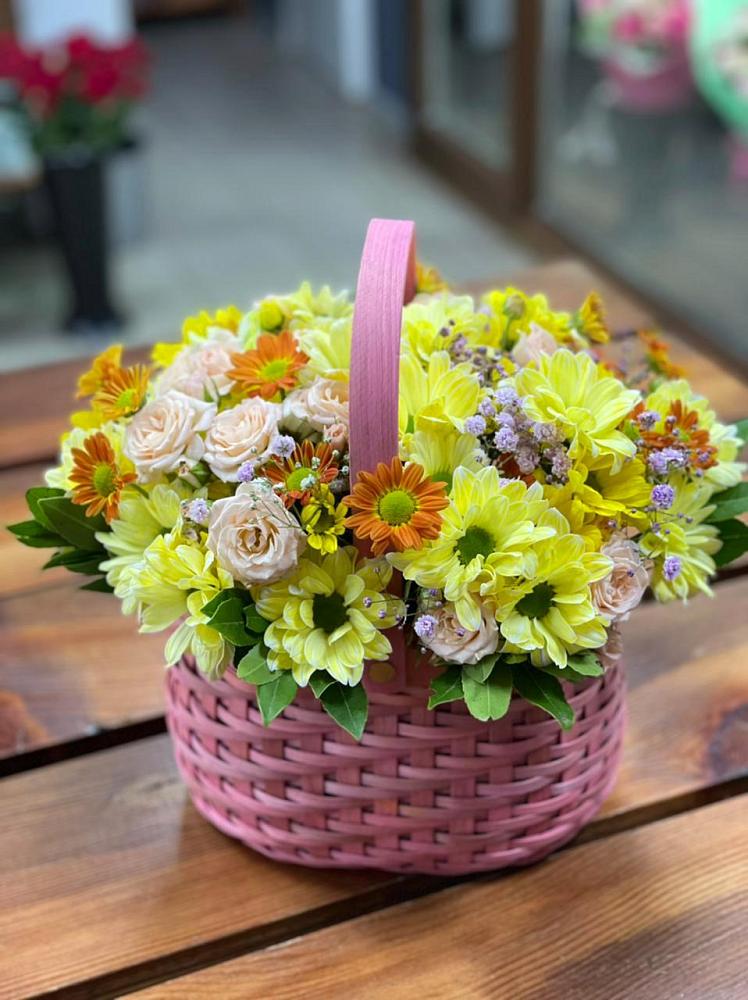 Цветочная композиция из Хризантемы и Розы в корзине в Анучино