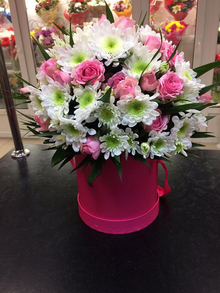 Цветочная композиция из Розы и Хризантемы в шляпной коробке в Анучино